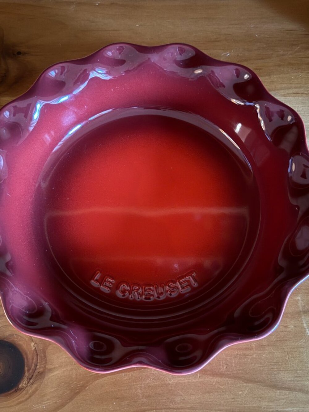 NWT Le Creuset Cerise Red Heritage Fluted Pie Dish - 9" X 2"